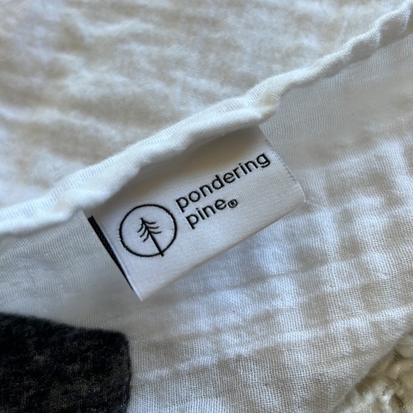 Pondering Pine Baby Bear White and black organic cotton growth chart blanket - Picture 4 of 4